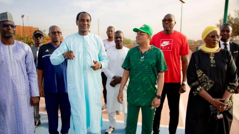 Visite officielle du Premier Ministre Lamine Zeine sur le chantier du site omnisports du Village de la Francophonie