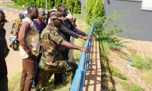 Visite de terrain : l’AMV-Niger et l’AMGT du Burkina Faso sur les chantiers de modernisation à Niamey  Dans le cadre de la mission de coopération entre l’Agence de Modernisation des Villes du Niger (AMV-Niger) et l’Agence Municipale des Grands Travaux (AMGT) du Burkina Faso, une visite de terrain s’est tenue ce 22 octobre 2025 dans la ville de Niamey.  Conduite par les équipes techniques de l’AMV-Niger, cette sortie a permis à la délégation de l’AMGT, d’apprécier les projets réalisés, en cours et à venir te