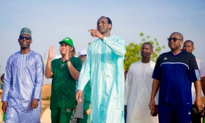 Visite officielle du Premier Ministre Lamine Zeine sur le chantier du site omnisports du Village de la Francophonie